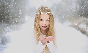 Обои Девочка держит снег в ладонях