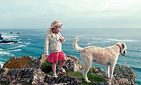 Обои Девочка и белый пес на берегу